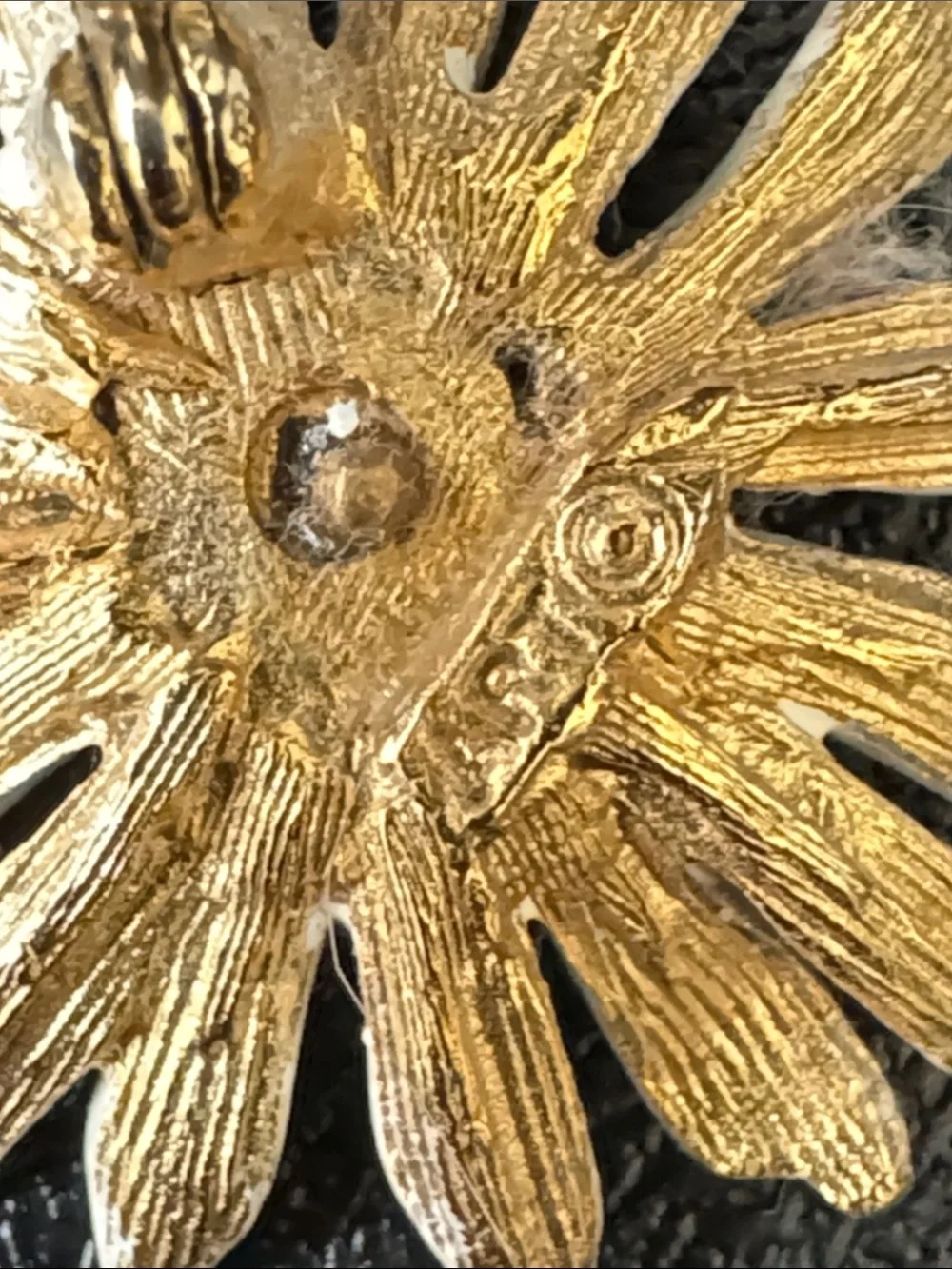 VTG Signed ART Gold Tone White Enamel Daisy Flower Brooch Pin 1960s